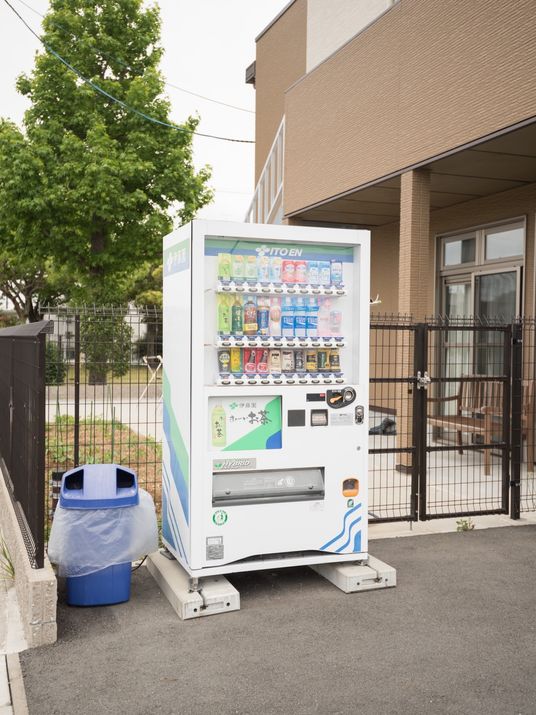 自動販売機とゴミ箱