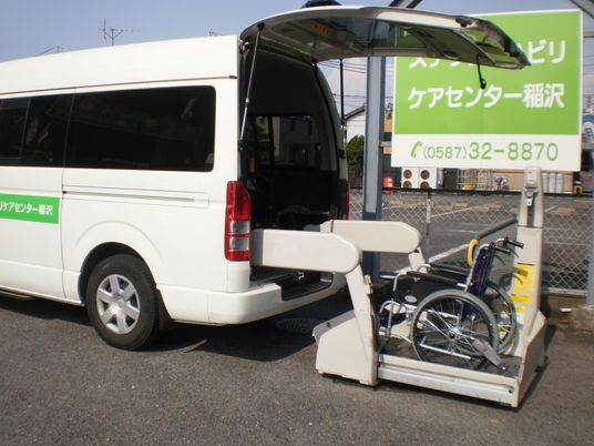送迎車と車椅子の乗降装置  