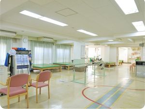 機能訓練室の明るい空間  