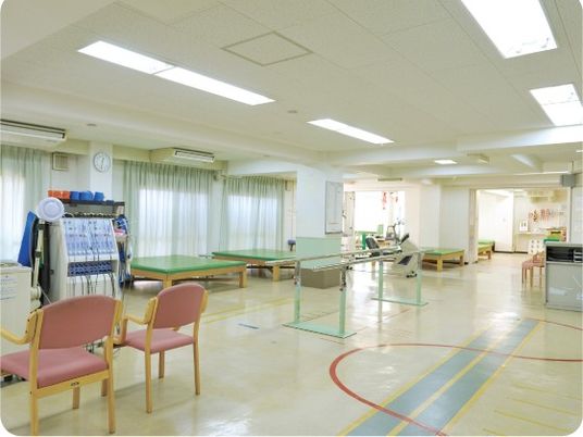 機能訓練室の明るい空間  