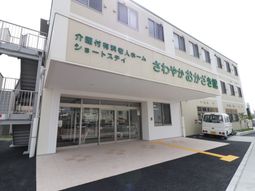 新しい建物のエントランス