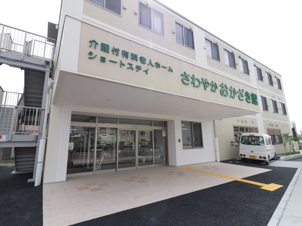 新しい建物のエントランス