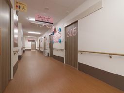 明るい廊下の光景