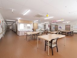 広々とした明るいダイニング