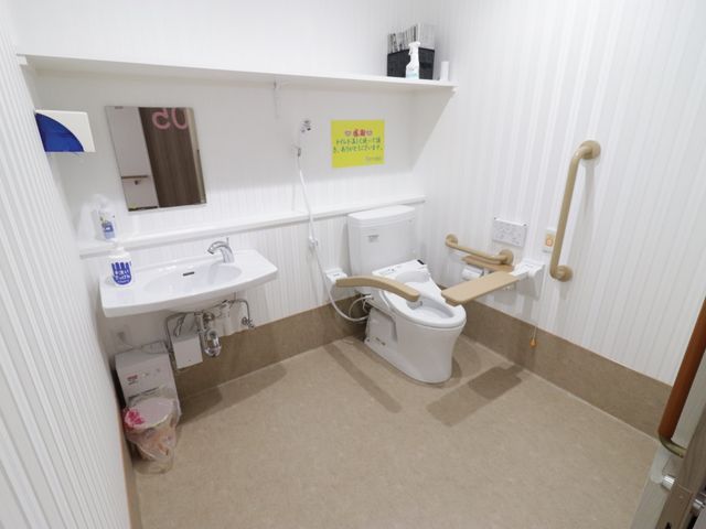 バリアフリートイレの様子 トイレ 安全に配慮した手すり付きの清潔なトイレです。ゆったりとしたスペースで利用しやすいです。