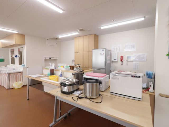 設備整ったキッチン 台所 広々とした清潔なキッチンでは、日々の調理作業が快適に行えます。働くスタッフの効率も良く、居心地の良い環境が整っています。