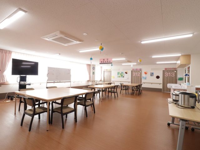 広々とした食堂空間 食堂 ゆったりとした明るい食堂です。共有の大型テレビがあるので、ゆっくりと映画を楽しむこともできます。