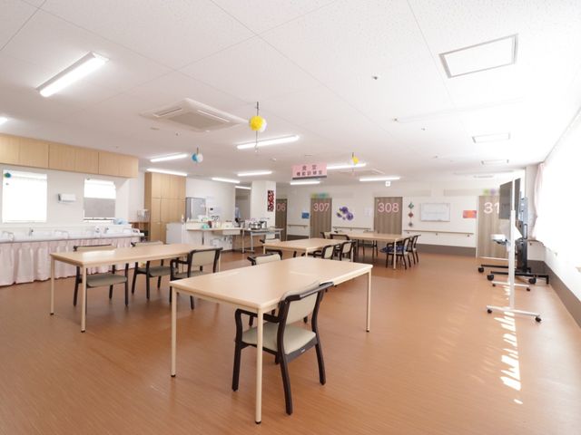 広々とした明るい食堂 食堂 ゆとりある配置のテーブルと椅子が並ぶ、開放感のある食堂です。共有スペースとしても利用でき、日々のコミュニケーションの場となっています。
