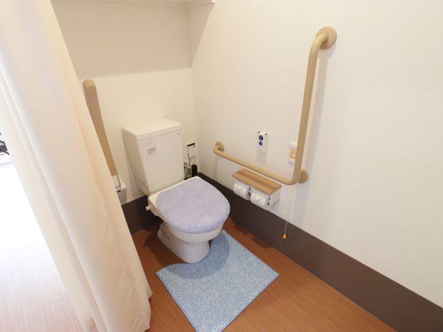 バリアフリー設計のトイレ トイレ 安全に配慮された手すり付きのトイレです。快適にご利用いただけるよう、きめ細やかな工夫がされています。