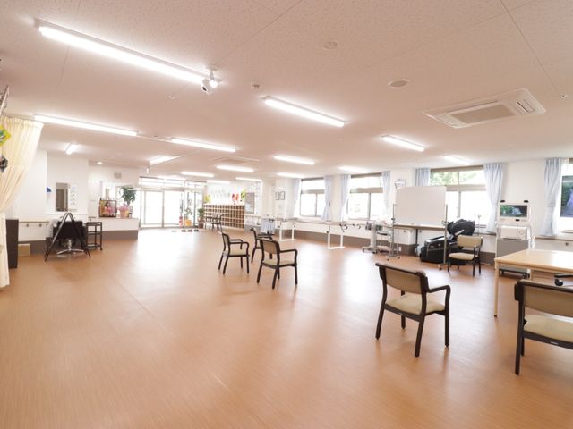 広々とした明るい機能訓練室 ホール 床がフラットで開放的な空間の機能訓練室です。リハビリ機器が整い、快適な環境での職務を考慮しています。