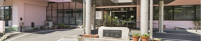 落ち着いたエントランス エントランス 広々としたエントランスでは、ゆったりとした空間が広がり、利用者を安心感で包みます。