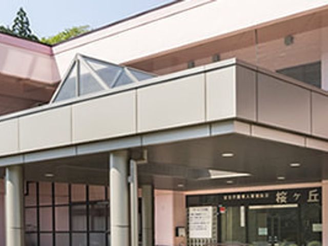 広々とした入口の建物外観 外観 広々としたエントランスが特徴の施設です。自然に囲まれ、働きやすい環境が広がっています。