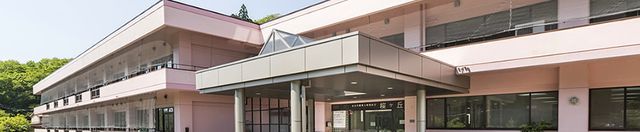 広々とした入口の建物外観 外観 広々としたエントランスが特徴の施設です。自然に囲まれ、働きやすい環境が広がっています。
