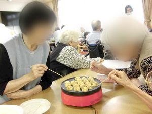 たこ焼きを楽しむ住人たち