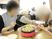 たこ焼きを楽しむ住人たち