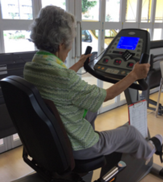 運動する高齢者機能訓練室