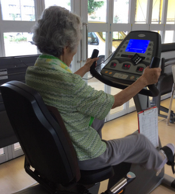 運動する高齢者機能訓練室