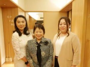 スタッフ3人の廊下  