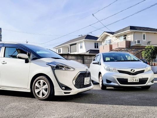 送迎車が並ぶ外観  