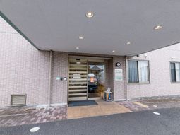 屋根付きの入口エリア