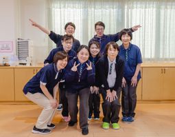 スタッフの笑顔の集合