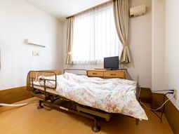 整頓された居室の設備