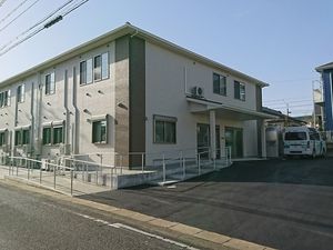 明るい外観の建物  