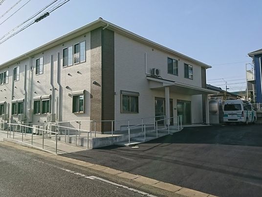 明るい外観の建物  