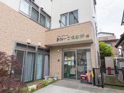 明るいエントランス外観