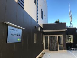 入口付近のモダン建築