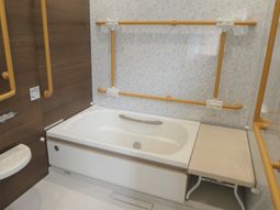 バリアフリー設計の浴室