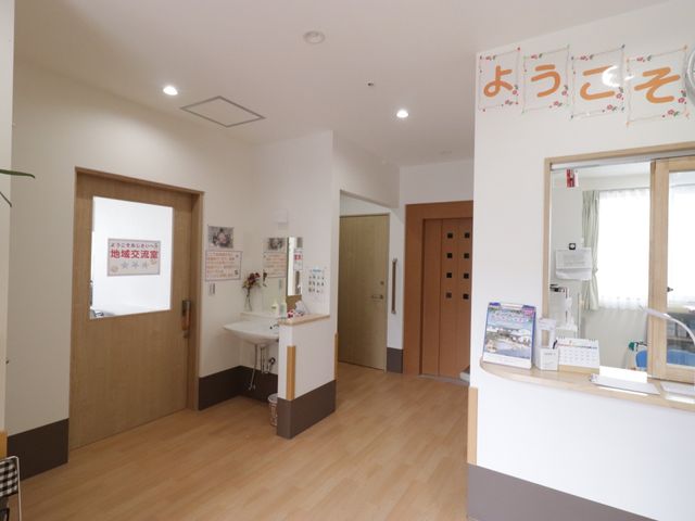 明るい受付と掲示物