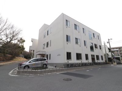 白い建物の外観
