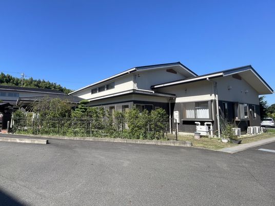 自然に囲まれた外観