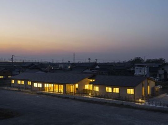 夕暮れ時の温かな外観