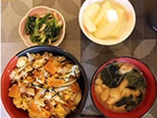 色とりどりの健康的な食事 食事 バランス良く栄養が考えられた食事を提供しておりますので、健康を維持しながら快適な時間をお過ごしいただけます。