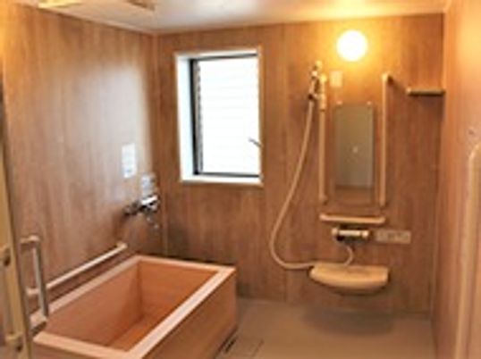 木目調の清潔な浴室