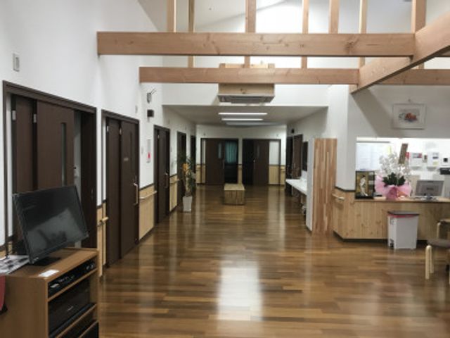 木目調の広々とした廊下 廊下 温かみのある木材を使った廊下は、明るく広々としており、職員と利用者のコミュニケーションが生まれやすい設計です。
