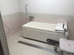 清潔なケア用バスルーム