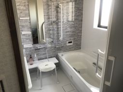 バリアフリーの洗面浴室