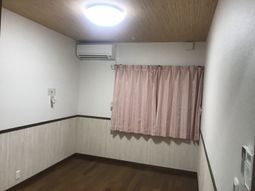シンプルな空間の居室