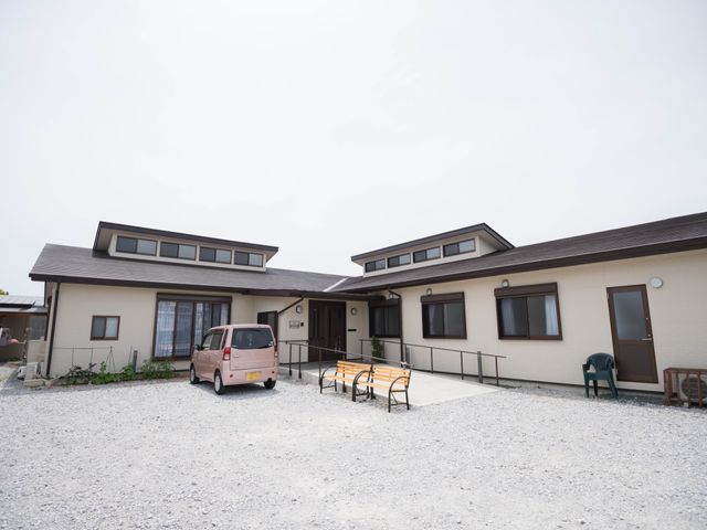 快適な外観の建物 外観 落ち着いた色合いの建物で、広々とした前庭にはベンチも設置されております。訪れる方々の安らぎの場所となることでしょう。