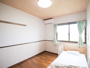 明るい個室の居室