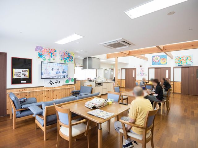 居心地の良い共有スペース 共有スペース 広々とした食堂は木の温もりが感じられ、ソファでゆったりとした時を過ごす姿も見られます。ゆとりのある空間で日々の食事やコミュニケーションが楽しめそうです。