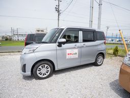 ロゴ付き銀色の車