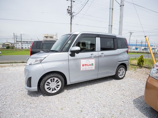 ロゴ付き銀色の車