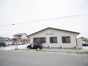 平屋建ての施設外観