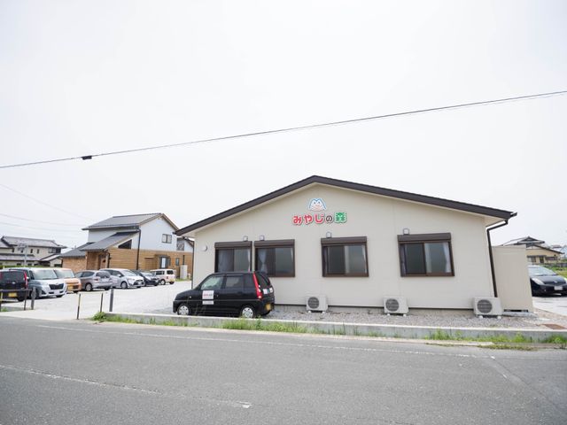 平屋建ての施設外観 外観 清潔感のある外観は、地域に馴染むデザインです。快適な就業環境をお求めの方にピッタリの施設です。