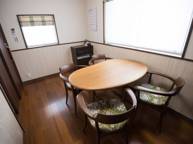家庭的な居室の一角 相談室 温かみのある木目調の家具が整う、落ち着きのある居室です。ご家族が訪れた際にも、ゆったりとした時間を過ごせる空間があります。