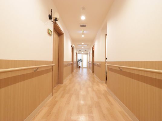 明るく清潔な廊下